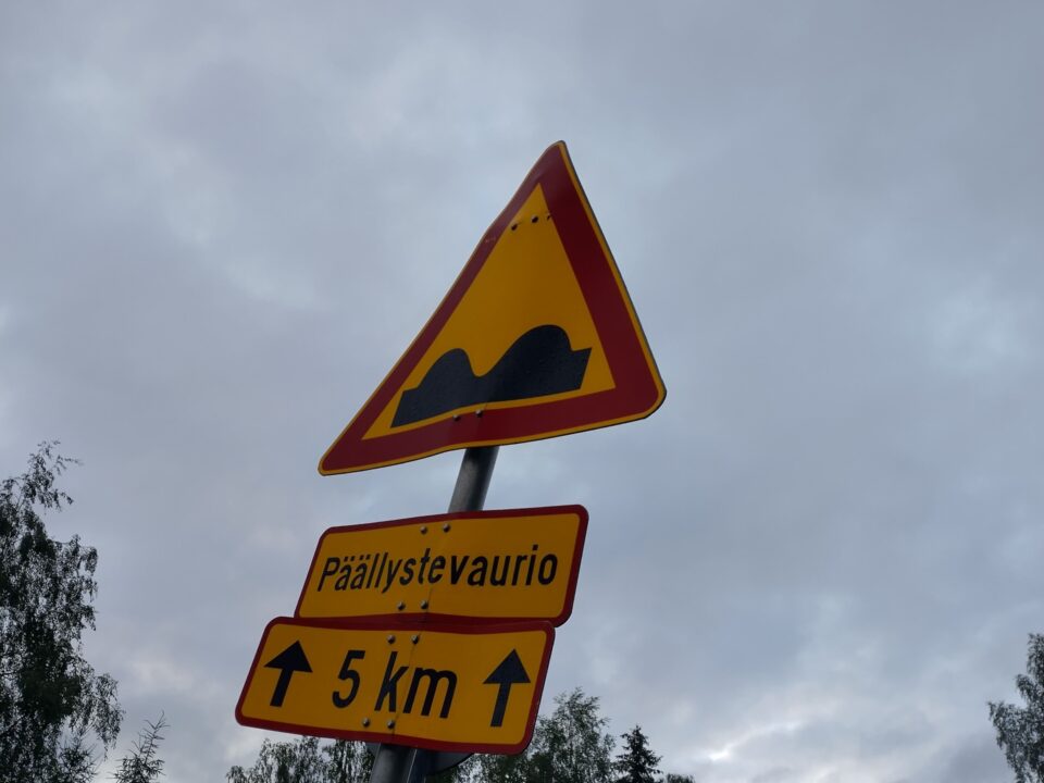 Liikennemerkki, päällystevaurio